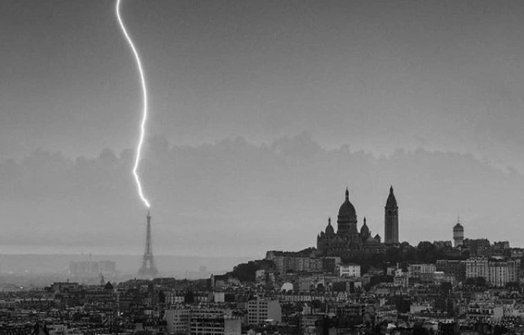 Videón örökítették meg, amint belecsap a villám az Eiffel-toronyba