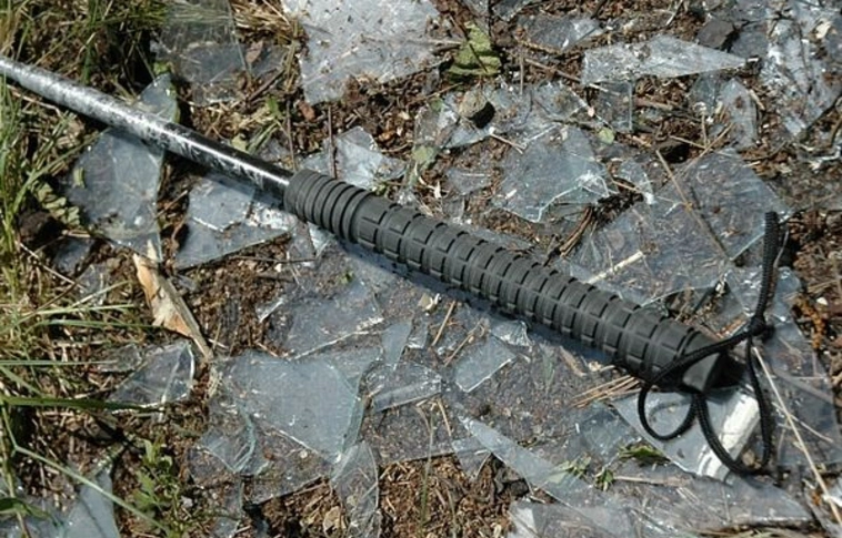 Nunchakuval és viperával támadtak haragosuk házára Miskolcon