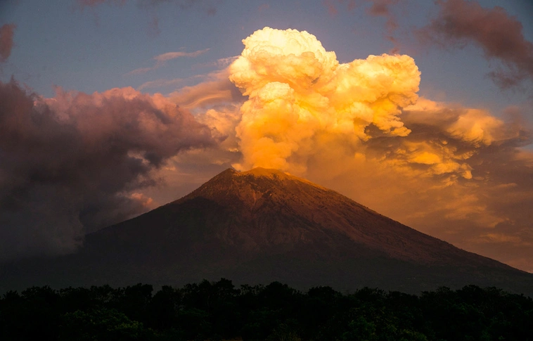 Megbénította a légi forgalmat a hamufelhő: képeken a félelmetes jelenség