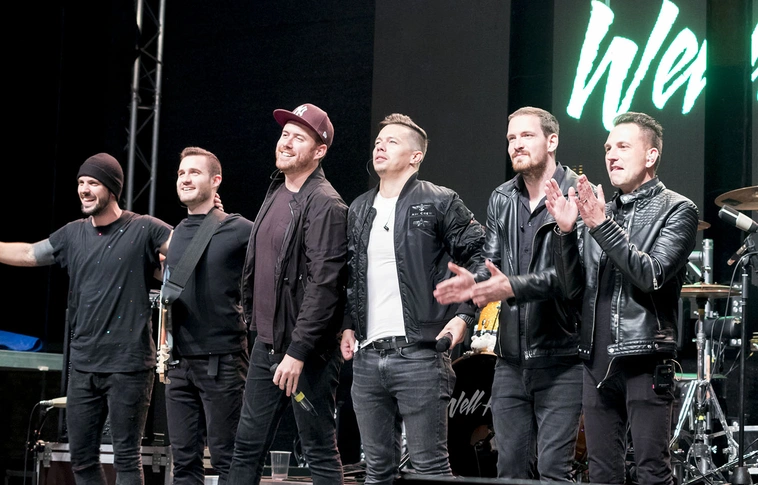 „Veled maradnék minden egyes villanásra” – eszméletlen Wellhello koncert Miskolcon (Képgalériával, interjúval!)