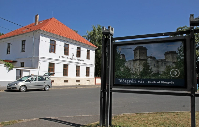 „Találkozóhellyé is válhat…” – Visszatér a Petőfi Sándor Könyvtár a Nagy Lajos király útra