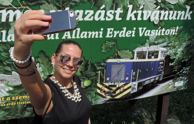 „Hegyek között, völgyek között zakatol a vonat…” – A kisvasút nagy útján jártunk (Videóval!)