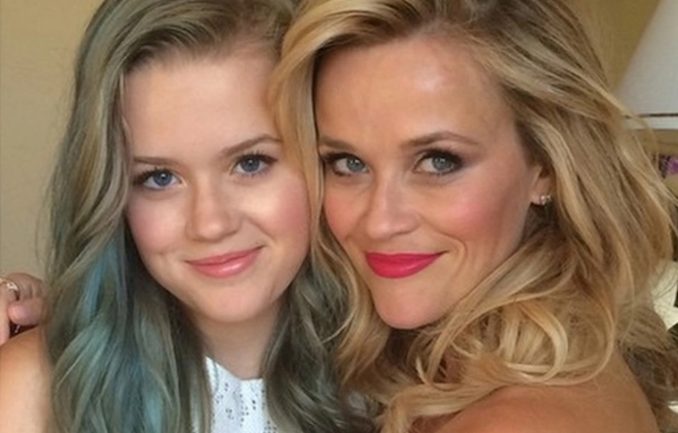 Két lábbal a földön! – Reese Witherspoon lánya pizzériában dolgozik