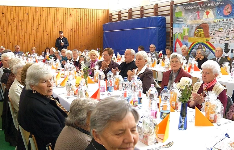 „Tiszteletünk és megbecsülésünk jeléül…” – szeretetebédre invitálták az időseket