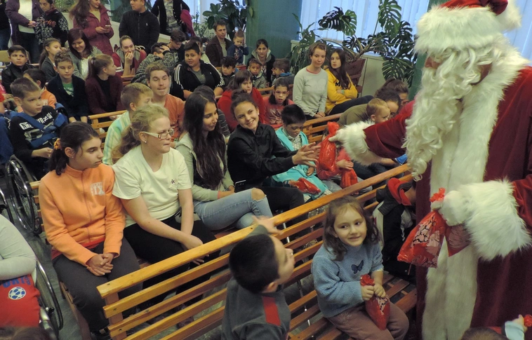 A Csodamalom Bábszínház is meglepetéssel készült a GYEK kis betegeinek