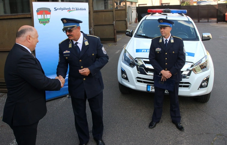Új terepjárót kaptak a várostól a miskolci rendőrök (Képgalériával!)