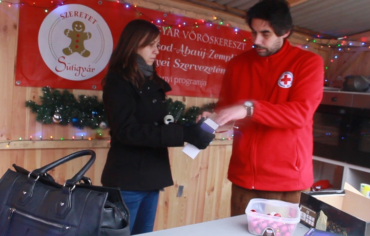 Mézeskalács, adománydobozok, és jótékony kezek a Szent István téren (Videóval!)