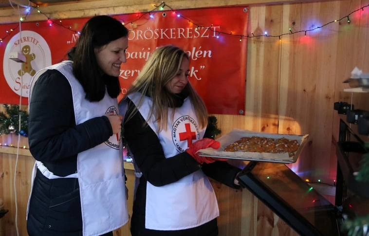 Ég a kezük alatt a munka: lelkes segítők a Szeretet Sütigyárban
