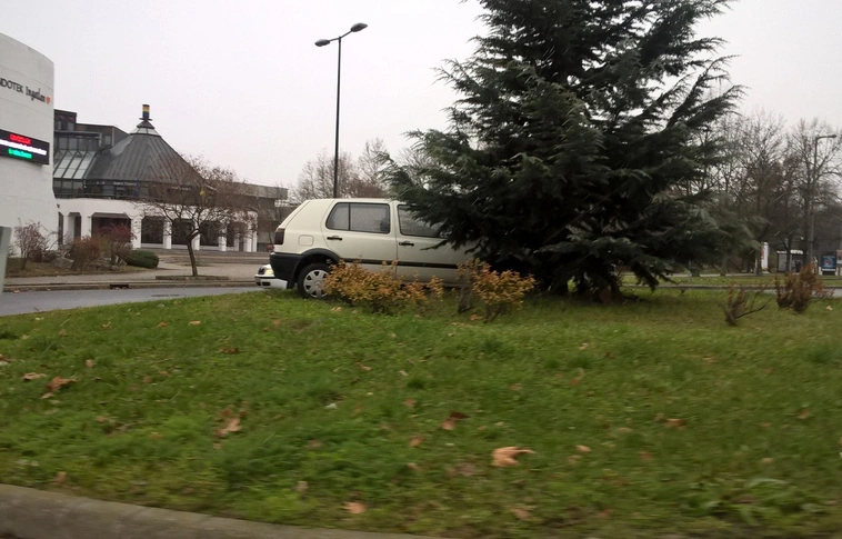 Egy fenyőfa fogta meg, a körforgalom közepén landolt