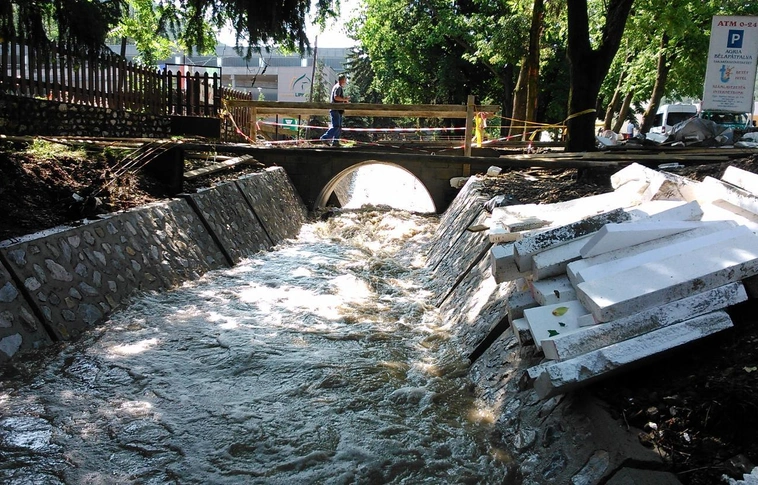 "Azért a víz az úr!" – Hömpölygő árvíz Szilvásvárad utcáin (Videóval!)