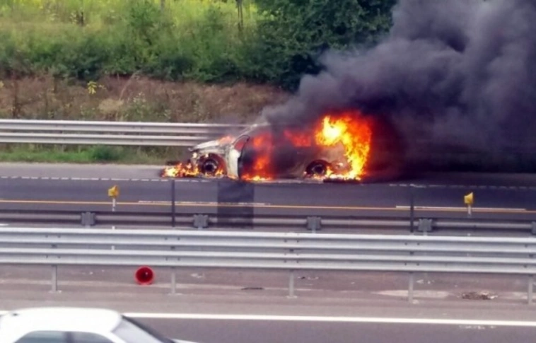 Kigyuladt egy autó Mezőnagymihály közelében, az autópályán