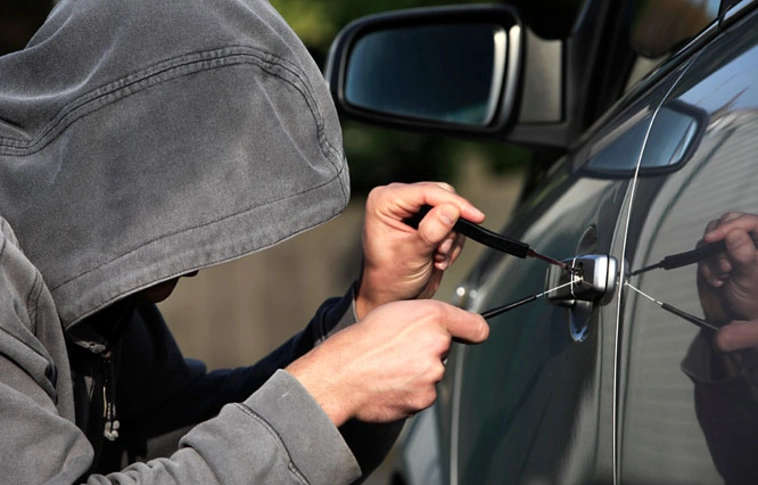 Egy hét alatt négy autót vitt el 