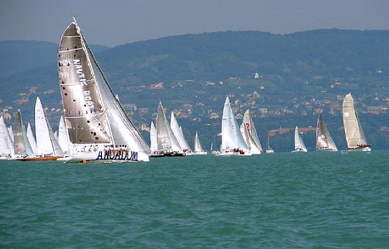 Évadnyitó és vitorlabontás a Balatonon
