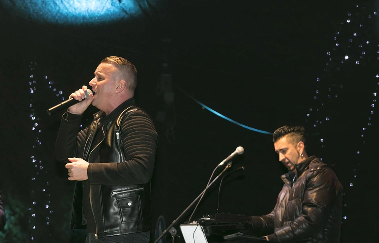 „Na, ki van a házban?” – Kozmix koncert a Becherovka Miskolci Farsangon (Képgalériával!)
