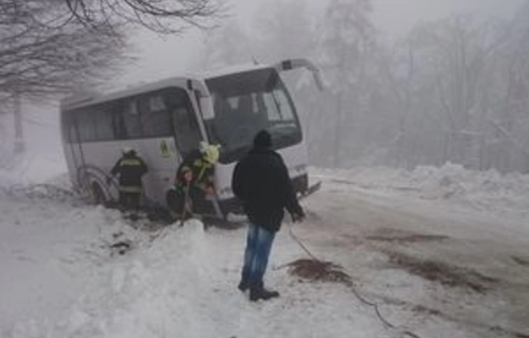 Árokba csúszott egy autóbusz