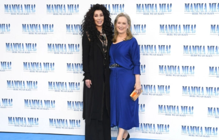 Cher és Meryl Streep csókot váltottak a Mamma Mia 2. premierjén