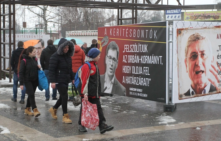 Jobbikos és baloldali politikusok mondták a határzárról - Miskolcon a Fidelitas "Kerítésbontók" című plakátkiállítása