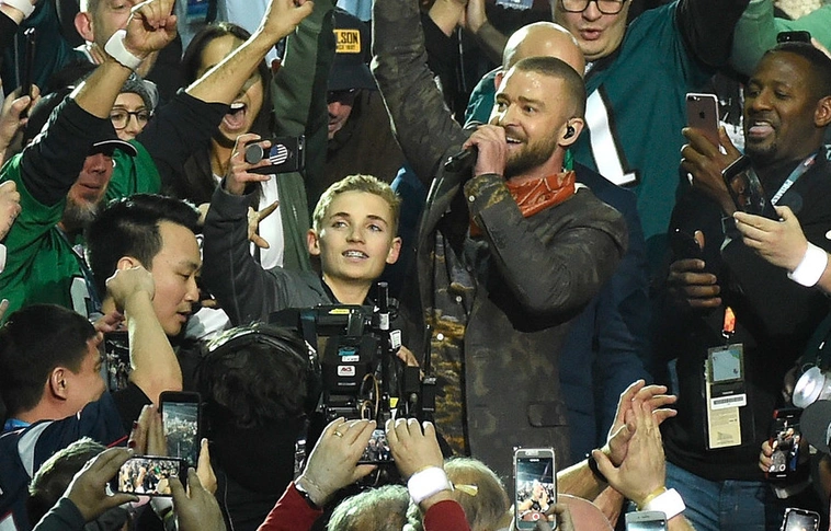 Timberlake meglepte a tinit, akivel a Super Bowlon szelfizett (Videóval!)