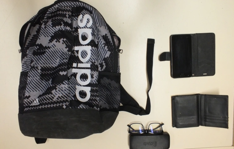 Strandon lopott a férfi