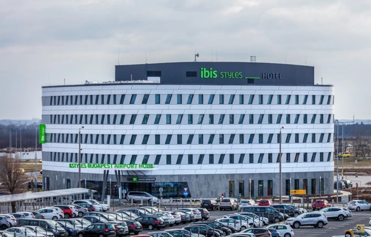 Megnyílt Magyarország első, közvetlen terminál-összeköttetésű repülőtéri szállodája
