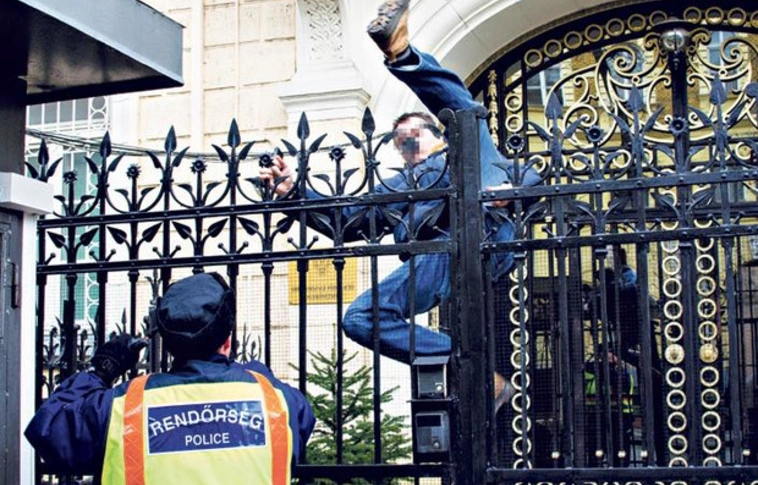 A kerítésen kapták el a grabancát