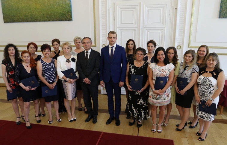 "Felkészültségükkel, szorgalmukkal, minőségi munkájukkal példát mutatnak" - elismerések a Köztisztviselők napján (Képgalériákkal)