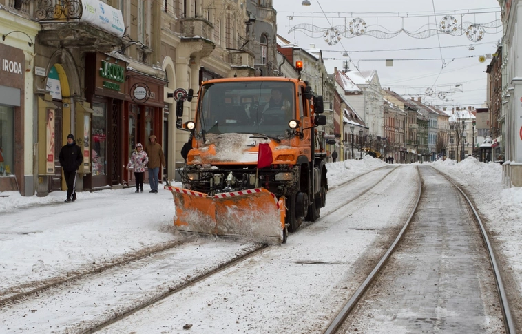 A Hóügyelet folyamatosan dolgozik Miskolc útjain