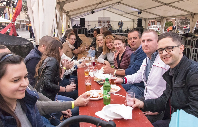 Mi is szemügyre vettük! – nemzetközi sörversenynek adott otthont a Diósgyőri vár (Képgalériával!)