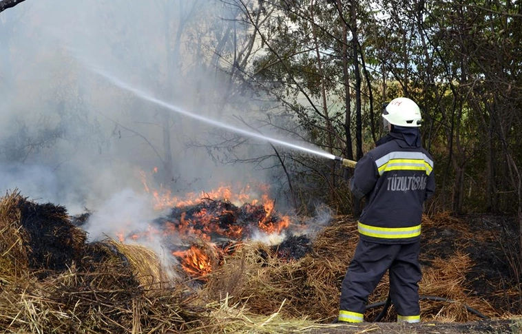 Szalmabálák és fél hektáron tarló égett Hejőkürtnél