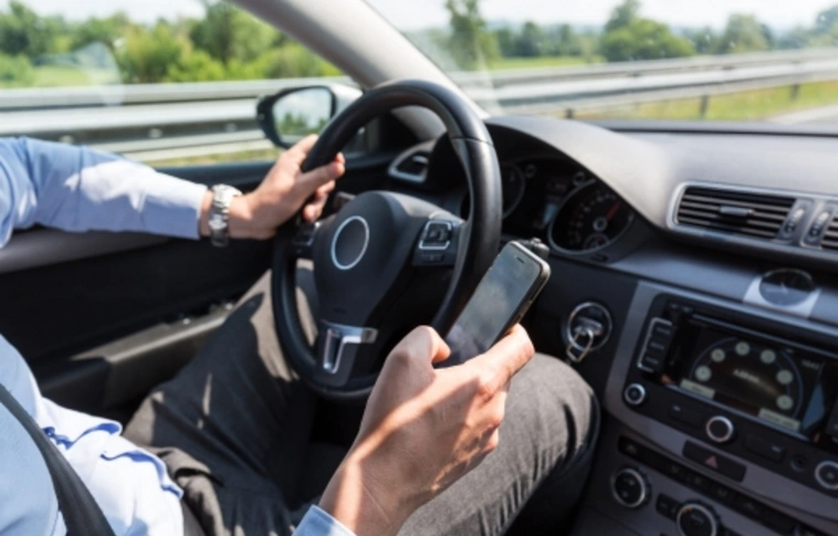 Egyre több halálos balesetet okoznak mobiltelefon-függő sofőrök