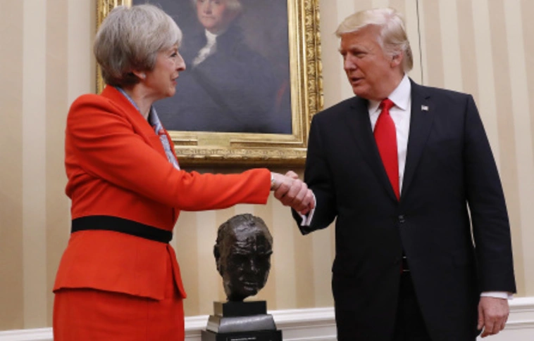 Theresa May: "Donald Trump azt javasolta, hogy pereljem be az EU-t"