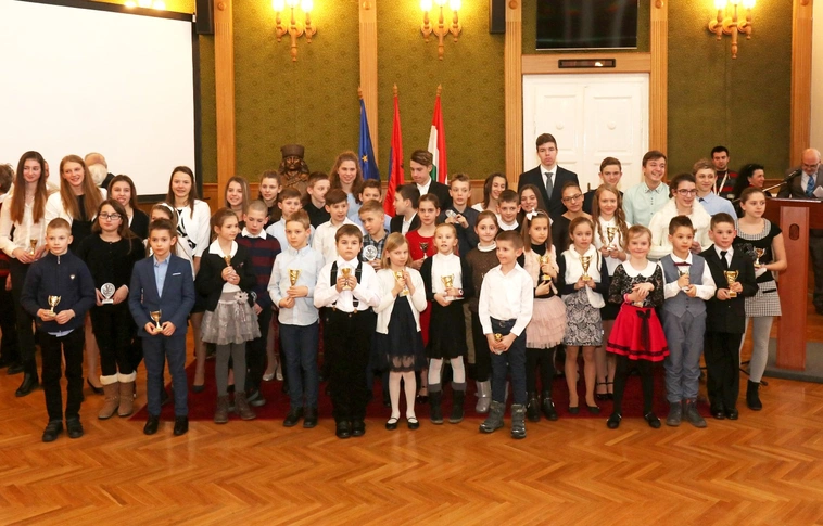 Díjazták a megye legjobb úszóit (Képgaléria, részletes névsor!)