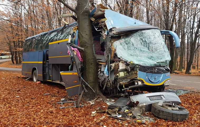 Utasokkal teli busz csapódott fának a Mátrában, több mint tízen megsérültek