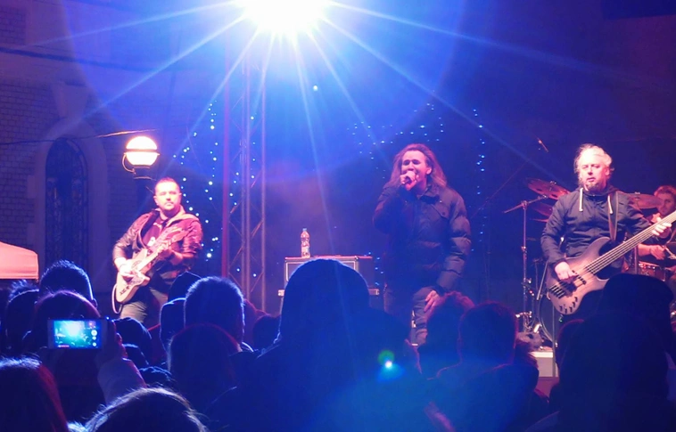 „Ezt az érzelmi kötődést nem tudjuk megmagyarázni egy pestinek” – Bíborszél koncert a Farsangon (Videóval!)