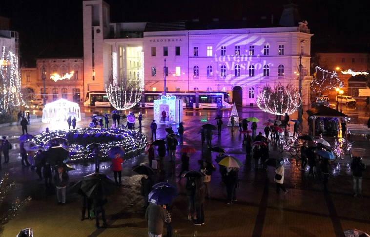 Meseszép fényárban úszik a város – Megérkezett az Advent Miskolcra (Részletes program, képgaléria, videó)