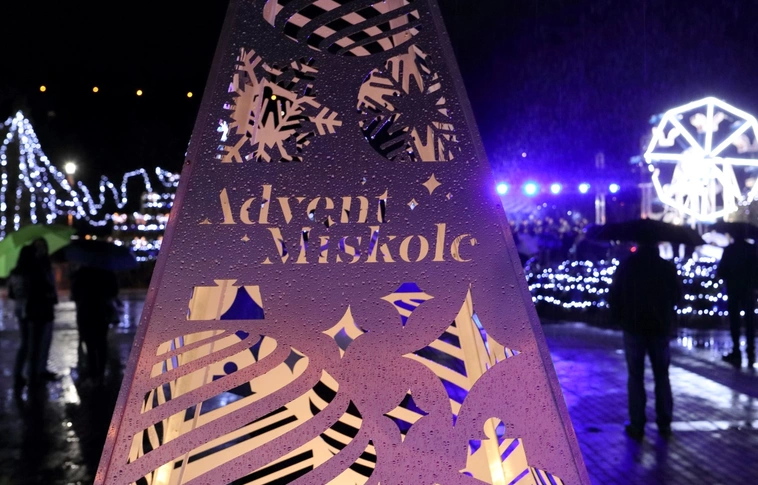 A hétvégén meggyújtják az első gyertyát a város adventi koszorúján – Íme, a hétvége programkínálata