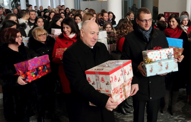 Mintegy 200 csomag ajándékot helyeztek el a Szeretetdobozba a városháza dolgozói