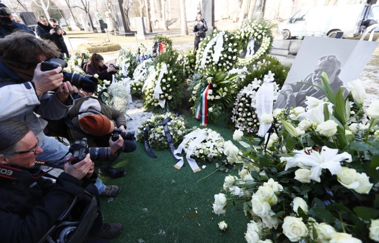 Szivarokkal és fehér virágokkal búcsúztatták Andy Vajnát (Videókkal!)