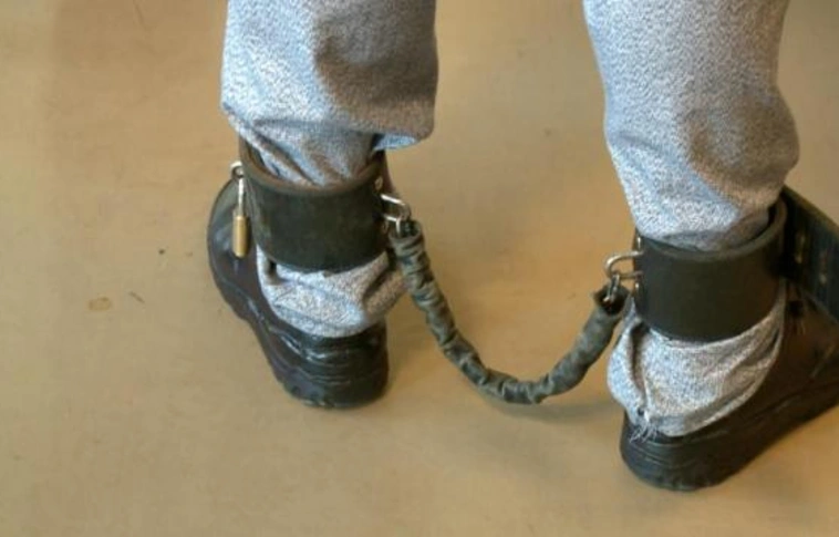 Vascsővel, lapáttal és karddal támadtak