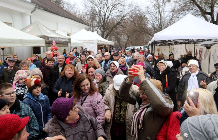 Igazi falusi disznóvágás Hejőcsabán – V. Toros-boros Csabai Disznótoros Fesztivál a Gárdonyiban