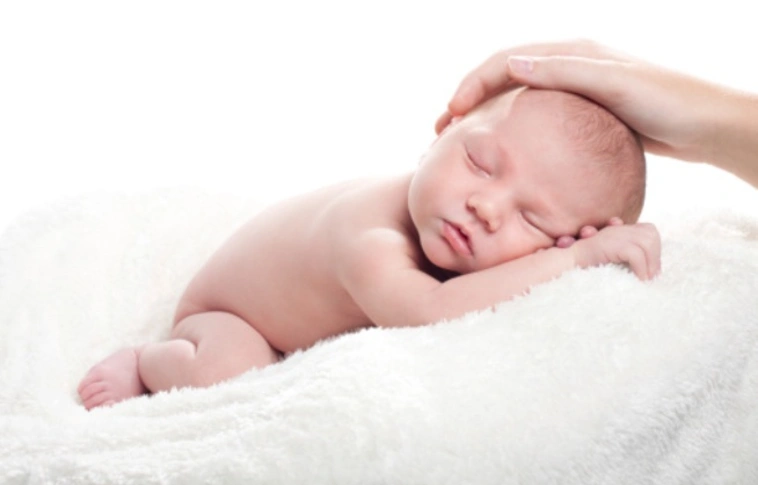 Embertelen: kéthetes csecsemőt erőszakolt meg egy férfi