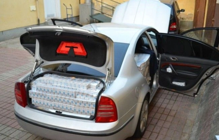 Autójukat hátrahagyva menekültek a cigicsempészek