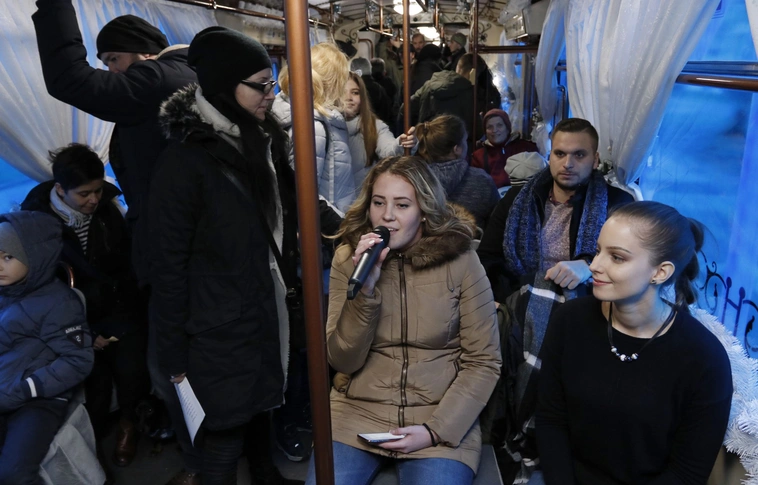 Élőzene a jégpalota „falai” között – Dallamok szárnyán utazhattunk az Adventi Villamoson