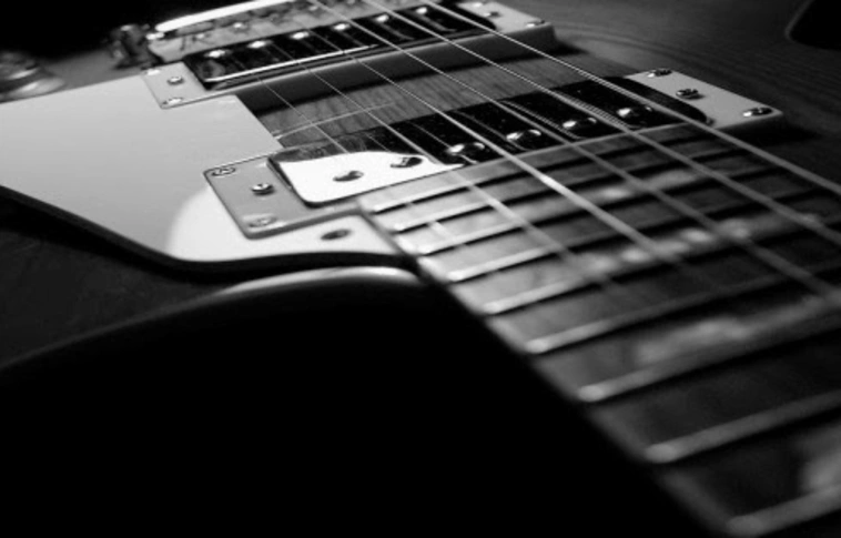 Dedikált gitárokra lehet licitálni a jótékonyság jegyében