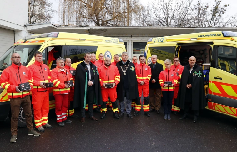 „Olyan szervezetnek segítettünk, amely rajtunk segít” – GPS készülékeket adományoztak a mentőállomásnak