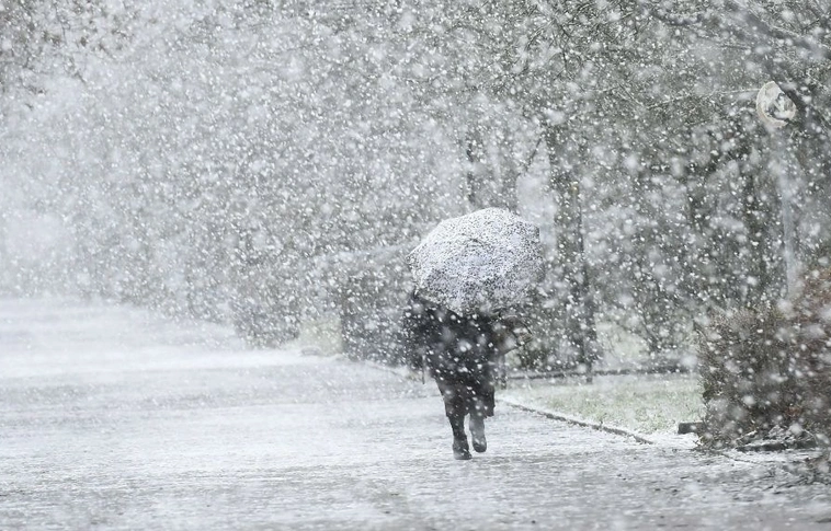 Ködfoltok, ónos szitálás és hószállingózás várható