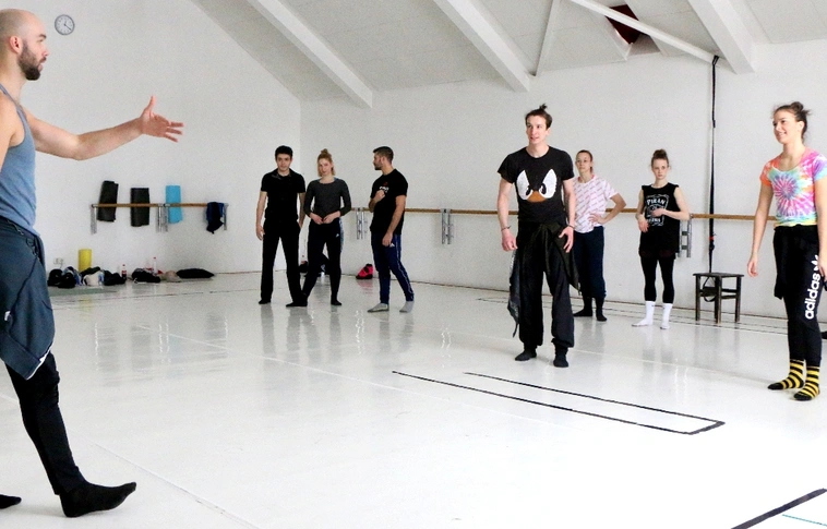 „A színpad a vásznam, a táncosok pedig a festékem” – amerikai koreográfussal dolgozik a Miskolci Balett