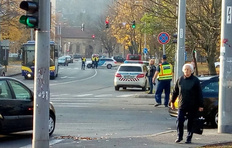 Maga alá gyűrte a biciklit a villamos a Malomszögnél