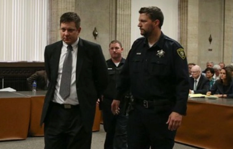 Bűnösnek találták a tinédzserrel végző chicagói rendőrt