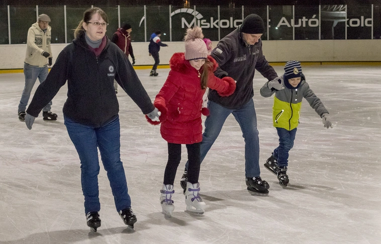 Kígyózó sorok a bejárat előtt – Jégpályák Éjszakája Miskolcon is (Képgalériával!)